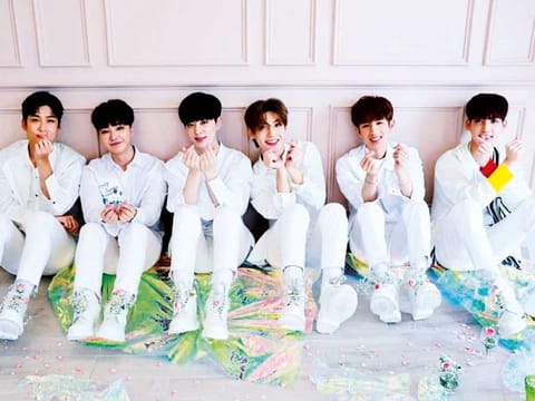 Boyfriend members: Hyunseong, Jeongmin, Donghyun, Minwoo, Kwangmin and Youngmin.