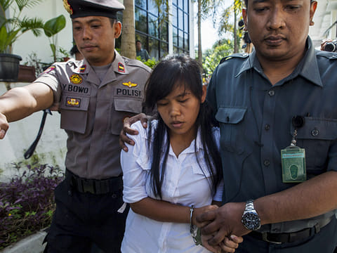 Officers take Mary Jane Fiesta Veloso (C) of the Philippines, to her first judicial review trial in the District Court of Sleman inYogyakarta in this March 3, 2015 file photo. 
