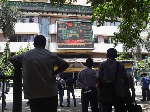  Indian shares slumped more than 1 per cent on Wednesday after data showed the country’s economic growth missed estimates.