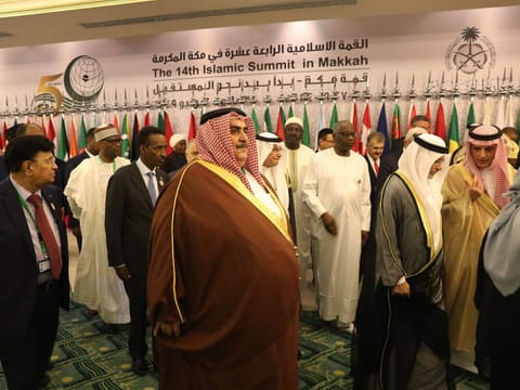 Bahrain's Foreign Minister Khalid bin Ahmed Al Khalifa (C) leaves after a family photo during a meeting of Islamic and Arab Foreign Ministers in Jeddah on May 30, 2019,  ahead of the Gulf, Arab, and Islamic summit to be held in Mecca on 30 and 31 May 2019.