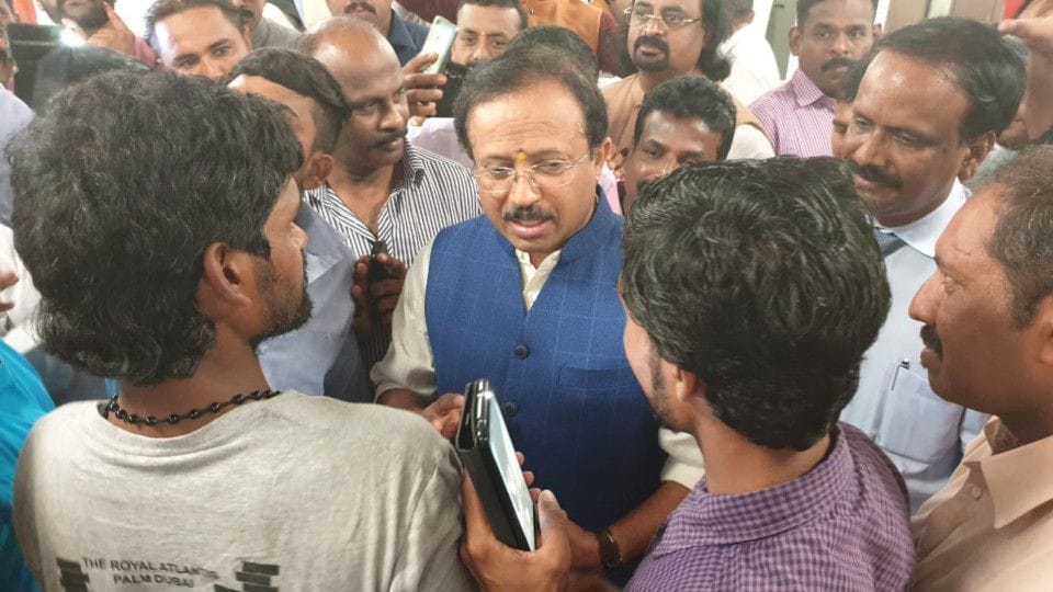 NAT 190614 INDIAN MINISTER-1560532204612