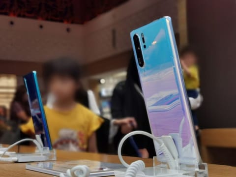 The US is further tightening component suppliers' access to Huawei, requiring them to take out special licenses. It adds to the pressures on the mobile phone market.