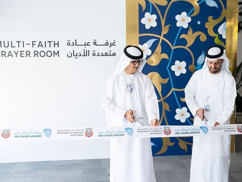 In celebration of the UAE’s Year of Tolerance, and in collaboration with Abu Dhabi Airports, the Department of Community Development (DCD) in Abu Dhabi has officially inaugurated the first multi-faith prayer room at Abu Dhabi International Airport (AUH). 