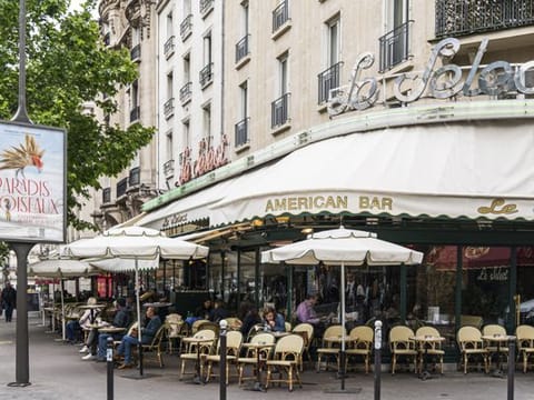 Le Select, a classic Montparnasse cafe, which saw a steady stream of college students when Jacqueline Kennedy Onassis studied in Paris, June 13, 2019. As a college student, Jacqueline Kennedy Onassis spent her junior year in Paris, and the city became one of the greatest influences in her life. (Joann Pai/The New York Times)