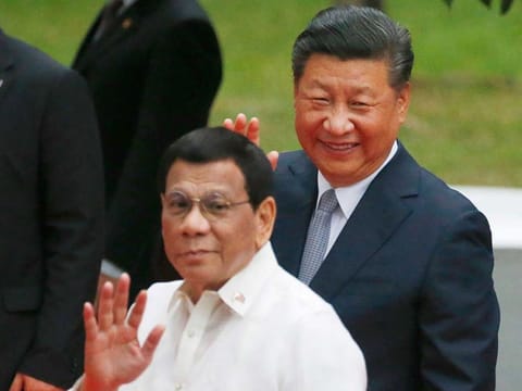File photo: Chinese President Xi Jinping (right) and Philippine President Rodrigo Duterte wave to the media following a welcome ceremony at Malacanang Palace in Manila, Philippines. 