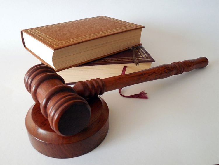 The prime defendant, i.e. the traffic employee, had colluded with co-defendants to fraudulently re-sell the vehicles to unsuspecting persons. Illustrative image.