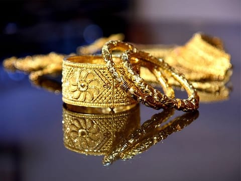  The victim immediately brought all the gold that his wife had and went with the magician to the garden. 