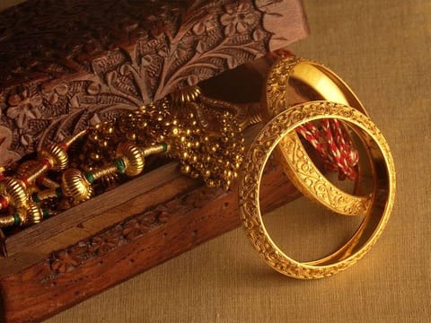 Gold prices eased on Monday as traders awaited December US inflation data that could stress the need for earlier-than-anticipated interest rate hikes by the world's largest economy. 