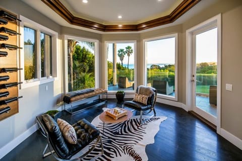 Comedian Russell Peters has leased out his home in Los Angeles' Maliu neighborhood, but is still trying to sell the 1.35-acre estate. The two-story home, now tenant-occupied until 2023, is now listed for $7.995 million, down from $8.8 million last year. The ocean-view home has 10,000 square feet of space, a movie theater and a gym. A wraparound terrace takes in the ocean. (Tyler Hogan/TNS)