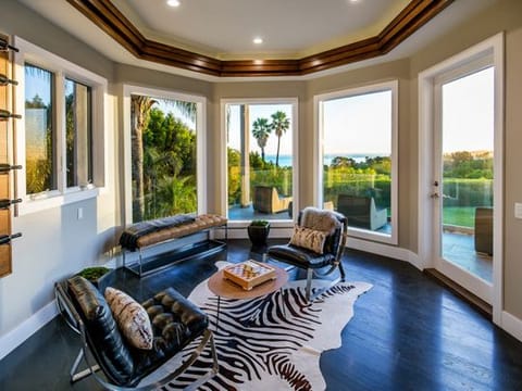 Comedian Russell Peters has leased out his home in Los Angeles' Maliu neighborhood, but is still trying to sell the 1.35-acre estate. The two-story home, now tenant-occupied until 2023, is now listed for $7.995 million, down from $8.8 million last year. The ocean-view home has 10,000 square feet of space, a movie theater and a gym. A wraparound terrace takes in the ocean. (Tyler Hogan/TNS)