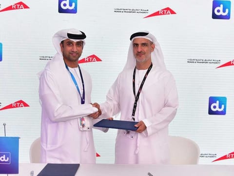Ahmed Hashim Bahrozyan, CEO of Public Transport Agency, RTA; and Fahad Al-Hassawi, Deputy CEO Telecoms, du, at MoU singing ceremony to provide free wifi on public buses.