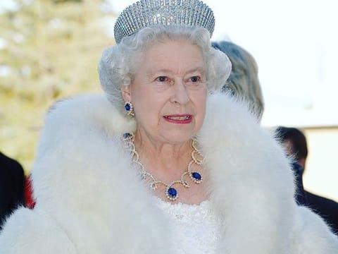Queen Elizabeth wearing a jewellery set gifted by the late Shaikh Rashid Al Maktoum.