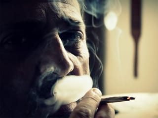 Heavy smoking makes smoker look older: Study