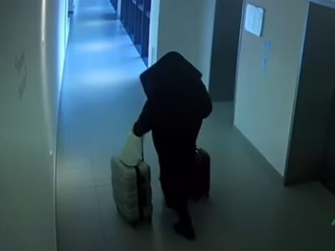Dressed in women’s uniform, he walked around the area between residential and tourist locations, with a medium-sized bag. 