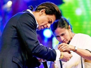 Look: SRK spends birthday with thousands of fans