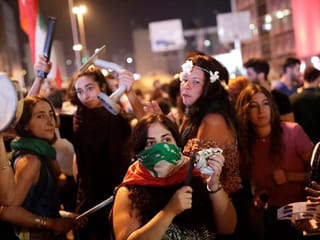 Lebanon: Banks, schools shut as protesters push on