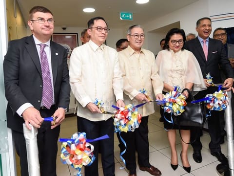 Chris Dix, Head of Business Development, VFS Global, Brigido Dulay, USEC consular & Civilian Security Concerns, Teodoro L. Locsin, Secretary of Foreign Affairs, Republic of Philippines Ambassador, Hjayceelyn M. Quintana, and Vinay Malhotra, Regional Grup COO, South Asia, Americas, MENA opening the ePassport Renewal Centre. Photo: Virendra Saklani/Gulf News