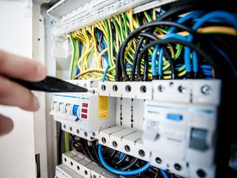 Abu Dhabi’s Department of Energy (DoE) has updated its list of violations and fines for companies operating in the emirate.