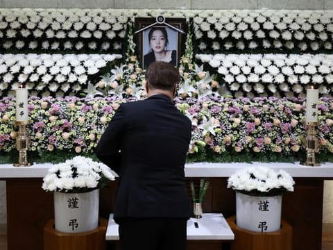 A man pays tribute at a memorial altar of K-pop star Goo Hara at the Seoul St. Mary's Hospital in Seoul, South Korea November 25, 2019. 