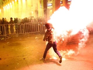 Lebanon: Protesters clash with police for second night