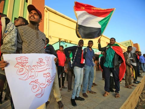 Sudanese protesters wait at a train station in Khartoum to board a train to Atbara on December 19, 2019 to celebrate the one-year anniversary of their protest movement that brought down Omar al-Bashir last April after a thirty-year rule. A year after demonstrations broke out in Sudan over soaring bread prices, celebrations are planned across the country to mark the uprising that brought down veteran autocrat Bashir. / AFP / ASHRAF SHAZLY