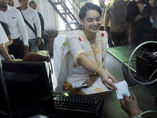 Kangana turns rail ticketseller at Mumbai station to promote film