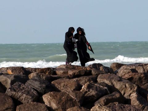 Arabian Gulf and Oman Sea seas remain rough to moderate