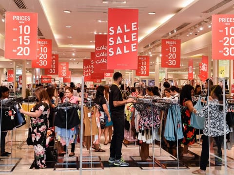 Ahmed Ramzan/ Gulf NewsShoppers at Deira City Centre during a sale.