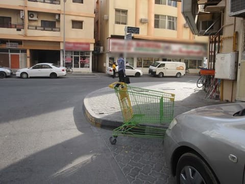 ■Shoppers who use supermarket trolleys to take their groceries home must have the good sense to return them to the store after they have unloaded their goods.