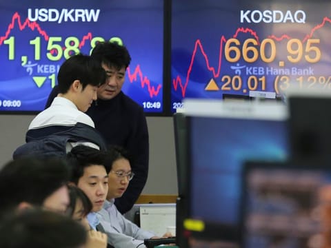 On Friday, a Consumer Sentiment Index reading dropped to 66.8 for the month of November, its lowest level since 2011, on worries of inflation negatively impacting living standards in the US.