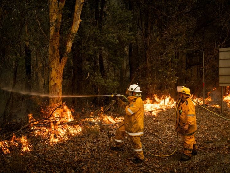 OPN 200110 AUSTRALIA-BUSHFIRES-FIREFIGHTER1-1578657211863