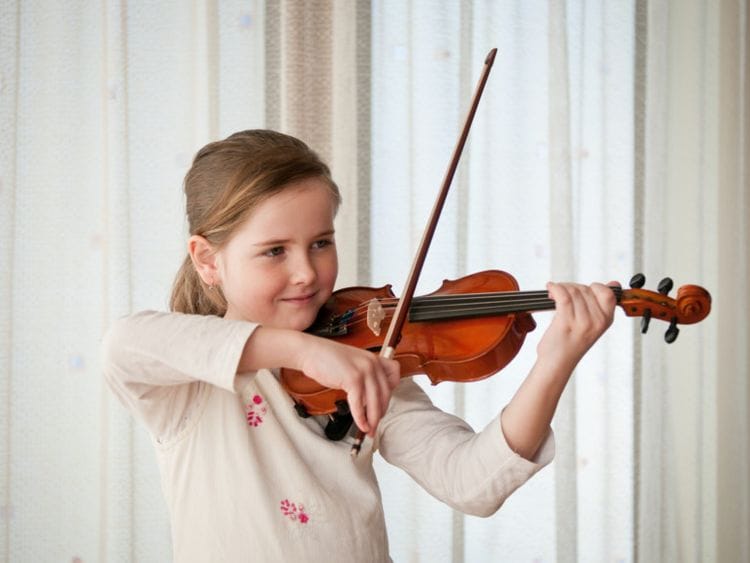 OPN 200110 Girl playing violin-1578658545960