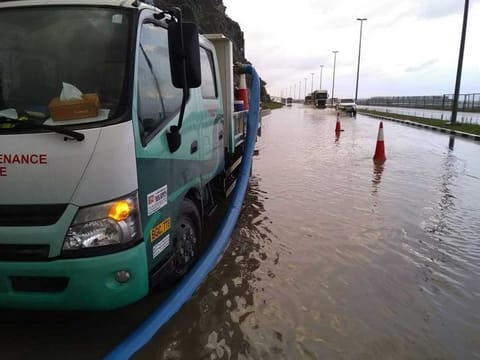 The Ministry of Infrastructure Development announced that it has allocated 20 teams to monitor and respond to roads affected by the storm. 