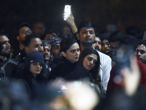 In this photo taken on January 7, 2020, Bollywood actress Deepika Padukone (C) visits students protesting at Jawaharlal Nehru University (JNU) against a recent attack at JNU on students and teachers in New Delhi.
 Protests have been held across India after masked assailants wielding batons and iron rods went on a rampage at a top Delhi university, leaving more than two dozen injured. / AFP / STR