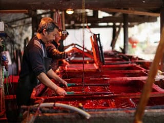 How the red paper used in Lunar New Year decorations is made in China
