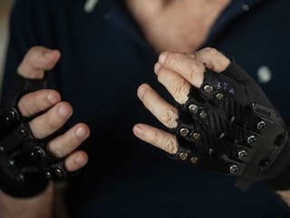 'Magic' gloves let acclaimed Brazilian pianist play again