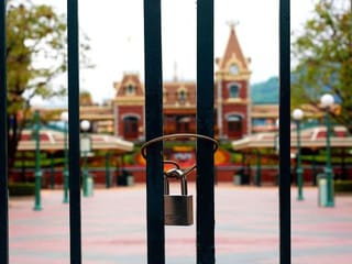 From temples to Disneyland, China shuts down to halt virus