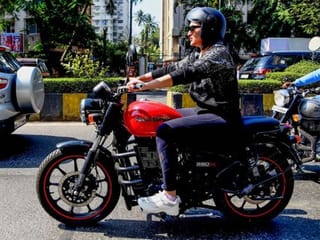 Photos: Sonakshi Sinha ditches car, rides a Royal Enfield Thunderbird 350XA to reach Kareena Kapoor's show