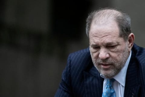 Film producer Harvey Weinstein leaves Criminal Court during his sexual assault trial in the Manhattan borough of New York City, U.S., February 6, 2020. REUTERS/Jeenah Moon     TPX IMAGES OF THE DAY