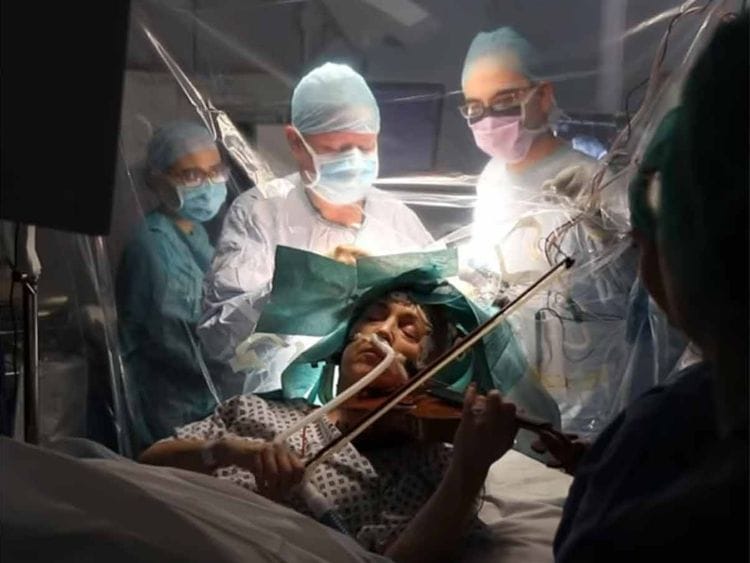 Dagmar Turner playing violin during brain surgery