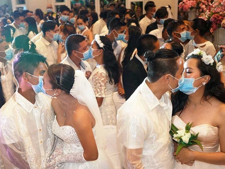 2020-02-21T062101Z_157134672_RC2U4F9JAAW4_RTRMADP_3_CHINA-HEALTH-PHILIPPINES-MASS-WEDDING-(Read-Only)
