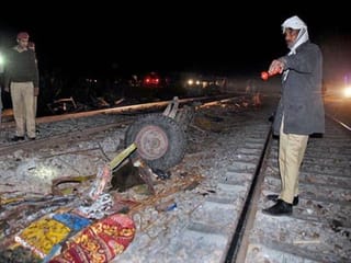 Pakistan: 20 dead in train-bus collision