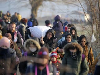 Thousands of migrants gather on Turkey-Greece border