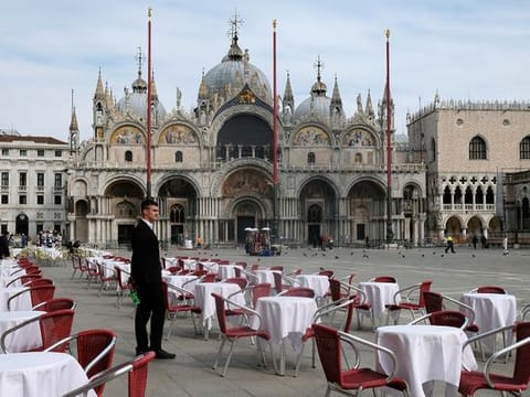 In pictures: The empty streets and squares of Italy