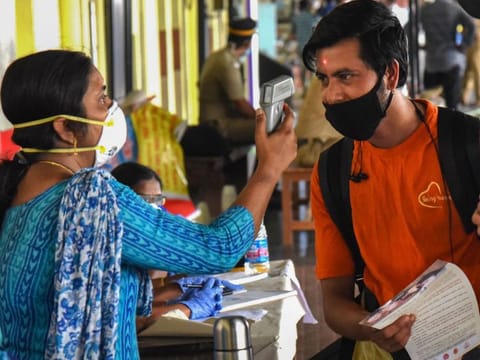 Kochi: Thermal screening of passengers 