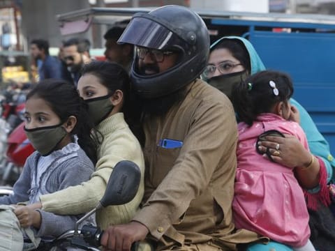 Photos: This is how Pakistanis taking measures to prevent coronavirus spread after sudden surge in cases