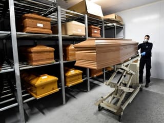 Coronavirus: Italy struggles to bury its dead