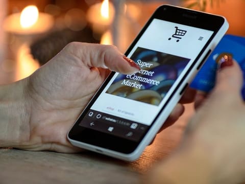 Online grocery sales in the UAE continue to push higher growth rates, with buyers sticking on once they get the hang of it. But for the portals, there are some VAT compliance measures to tick.