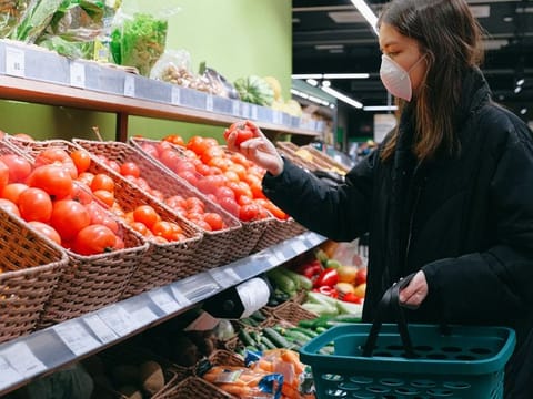 Prices appear to be the lowest, and the range the greatest, at hypermarkets. 