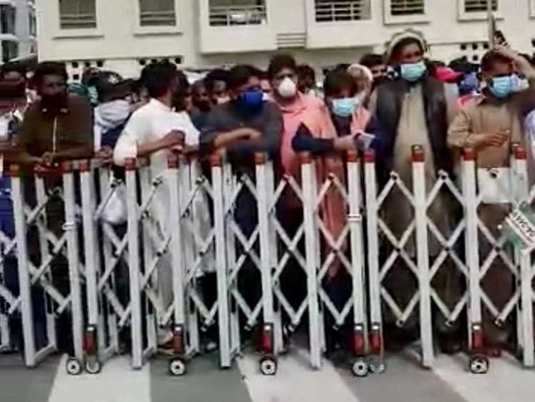 Pakistanis outside consulate